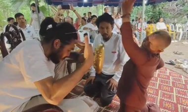 ของขึ้นกลางพิธีงานครอบครู ร้องสนั่นลั่นวัด ช่วยกันจับอุตลุด