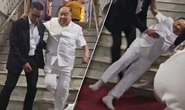 เปิดคลิปวินาที “ลุงป้อม” ลื่นล้มบันไดวัดโพธิ์อย่างแรง จนตัวนอนไปกับพื้น