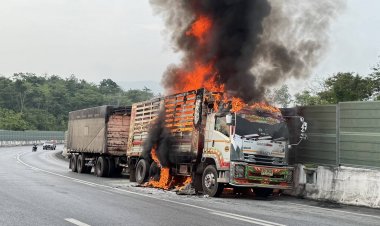 ระทึก! รถบรรทุกเม็ดพลาสติกยางระเบิดไฟลุกท่วมวอดทั้งคัน