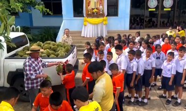 ใจถึงพึ่งได้ของแทร่!นายกอบต.เมืองเก่าพิจิตรซื้อทุเรียนแจกครูนักเรียนโรงเรียนในสังกัด