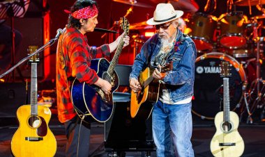 เสียงเพลงเพื่อชีวิต “น้าหงา-ปู” ถ่ายทอดบนเวทีคอนเสิร์ตบนถนนมิตรภาพ