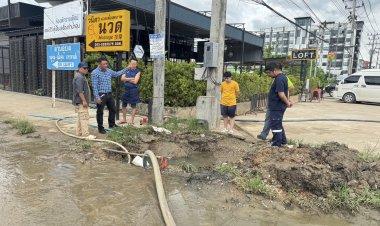 ว่าที่นายกเทศมนตรีนครแม่สอด พร้อม จนท.ช่าง แขวงการทางตากที่ 2.(แม่สอด)ลุยแก้จุดน้ำท่วมขัง