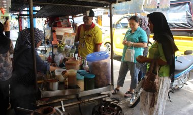 ร้านน้ำชา "กะเดะ" ขวัญใจวัยโจ๋เบตง ตำนานความหรอยกว่า 25 ปี หอมกรุ่นย้อนวันวานสู่อดีต