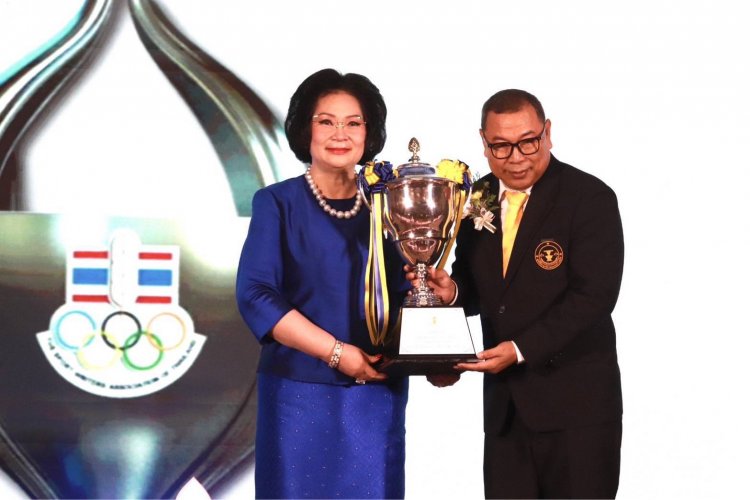 "ประธานณัฏฐ์" แจกถ้วยธรรมาภิบาลต่อต้านทุจริตวงการกีฬา