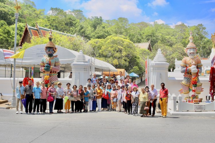 ทัวร์บุญไหว้พระ กราบรอยพระพุทธบาทชมวัดพระนางจามเทวีร่วมบุญวัดญานเสน เที่ยวชมสินค้าตลาดนัดครูจันทร์เพ็ญ