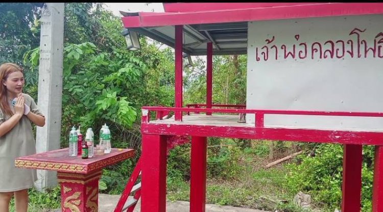 สาวขนลุก!!ขับรถกลับบ้านกลางดึกเจอชายนั่งเศร้าอยู่บนศาล