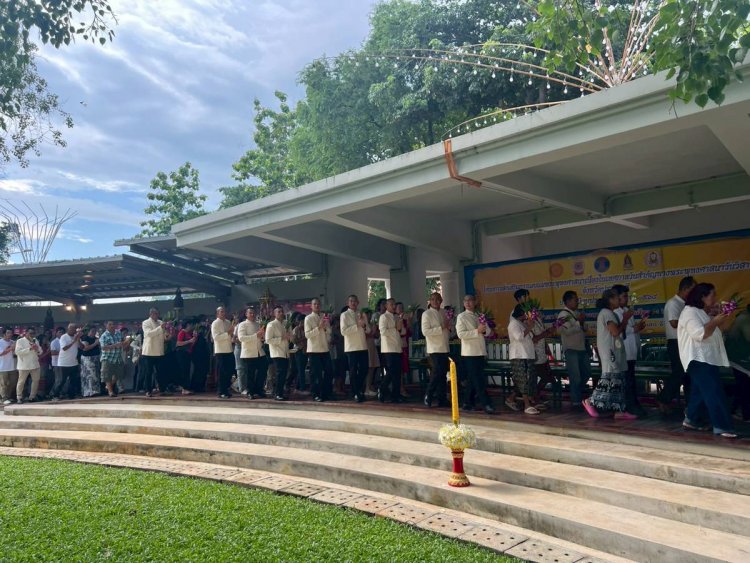 พุทธศาสนิกชนนับหมื่นแห่เวียนเทียนวันวิสาขบูชารอบต้นพระศรีมหาโพธิ์