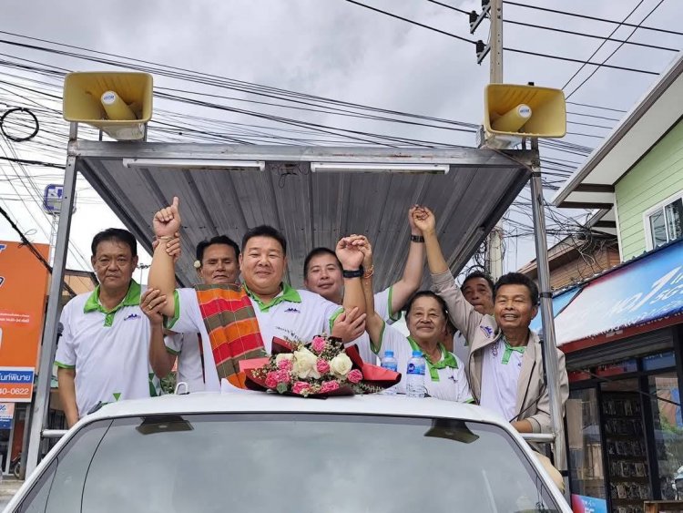"เสี่ยก้อง"ว่าที่นายกทต.พิมาย ขึ้นรถแห่ขอบคุณชาวบ้าน ลั่นเดินหน้าพัฒนาพื้นที่ทันที