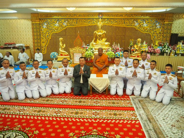 ในหลวงโปรดเกล้าฯ ให้องคมนตรี เชิญสัญญาบัตรพัดยศและผ้าไตร ไปถวายแด่พระภิกษุ ที่ทรงตั้งสมณศักดิ์ เป็นพระราชาคณะชั้นสามัญ