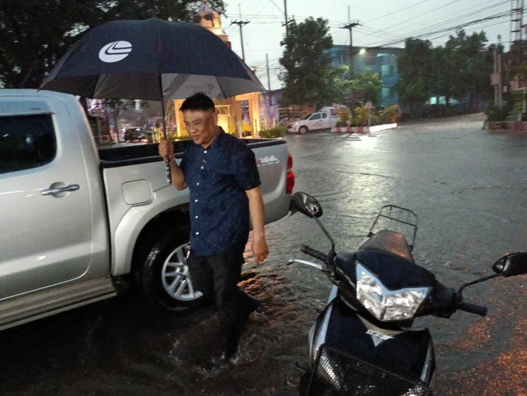 ชาวบ้านชื่นชม “พี่เบิ้ม” ว่าที่นายกเทศมนตรีนครแม่สอด ลงพื้นที่ทำงาน ทำ ทัน ที