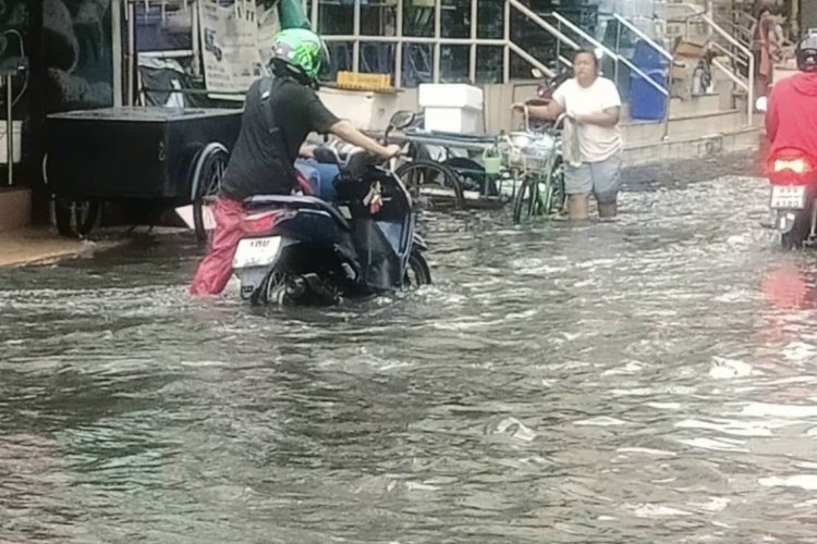 ชาวบ้านซ.เปรมฤทัยไม่ทน ร้องสื่อฝนตก 10 นาที ท่วมสูง 1 ม.กว่า 20 ปีไม่มีแก้ไข