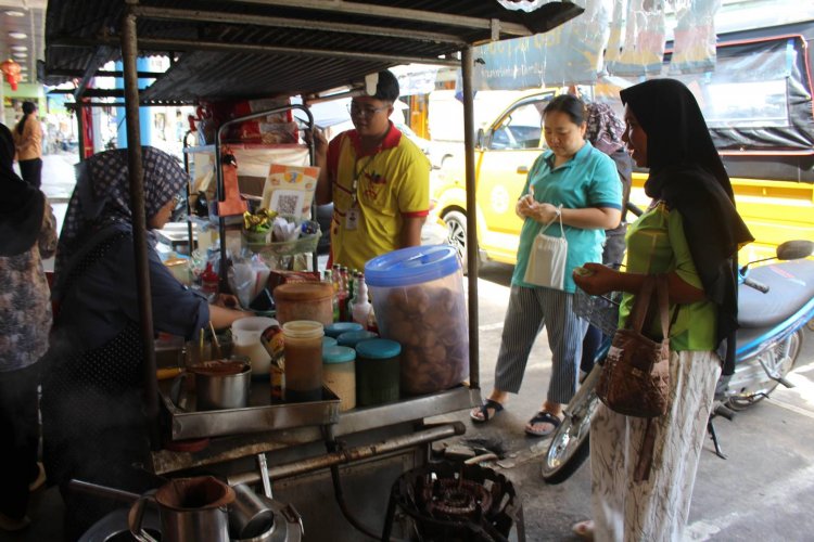 ร้านน้ำชา "กะเดะ" ขวัญใจวัยโจ๋เบตง ตำนานความหรอยกว่า 25 ปี หอมกรุ่นย้อนวันวานสู่อดีต