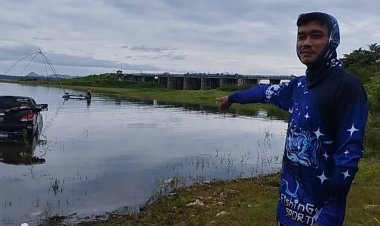 นาทีชีวิต!หนุ่มขับกระบะข้ามฝั่งลุยน้ำไปตกปลากินยุบตัวรอดตายหวุดหวิด