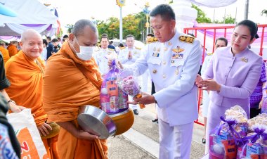 ผู้ว่าฯชลบุรีนำทำบุญตักบาตรถวายพระราชกุศลวันเฉลิมพระชนมพรรษา พระราชินี