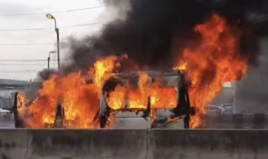 นาทีระทึก!! ไฟไหม้รถตู้วอดทั้งคัน บนถนน พระราม 2 โชคดีไร้เจ็บตาย