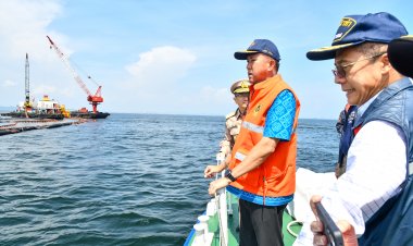 ผู้ว่าชลบุรีรุดตรวจสอบเหุตน้ำมันรั่วกลางทะเลยืนยันรั่วเพียงเล็กน้อยควบคุมได้แล้ว