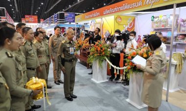 อธิบดี พช.ร่วมรับ กรมวังผู้ใหญ่ประจําพระองค์ฯ เปิดร้านโครงการกําลังใจฯในงาน OTOP MIDYEAR 2025