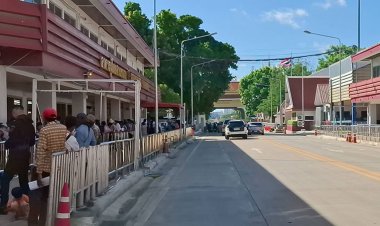 รอข้ามไปปอยเปต! ปชช.ยืนออล้นอาคาร'ด่านอรัญ' เขมรเปิดด่านช้ากว่าไทย