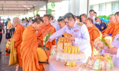 พสกนิกรชาวศรีสะเกษ ร่วมทำบุญตักบาตรถวายเป็นพระราชกุศลในหลวงรัชกาลที่ 8