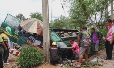 ระทึก!รถบรรทุกน้ำมันหลุดโค้งอัดเสาไฟฟ้าเจ็บ 2