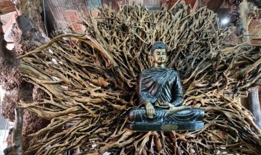 ชมวัดอนุรักษ์ธรรมชาติ “วัดถ้ำผาแด่น” ดูเสาไม้ธรรมะกลางสวนร่มรื่น