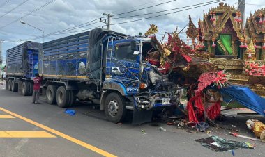 อุทาหรณ์!!คนขับรถพ่วงก้มหยิบมือถือเสียหลักพุ่งชนรถแห่บุญบั้งไฟดับ 1