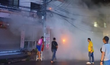 ชาวชัยภูมิผวา! สายสื่อสารระเบิดกลางเมือง ไฟลุกท่วมเสา ชุมชนร่วมใจดับก่อนลามเข้าบ้าน