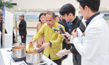 อร่อยยกจังหวัด !! ผู้ว่าฯปทุมธานี โชว์ทำเมนู "ขนมจีนน้ำยากะทิปลาดุกเม็ดบัว” ในเทศกาล “มหัศจรรย์อาหารเมืองปทุม”