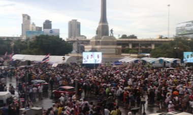 ม็อบ "รวมพลังแผ่นดิน"ยื่น 3 ข้อเรียกร้องฝ่าสายฝนนายกฯรับผิดชอบ-ลาออก-พรรคร่วมถอนตัว