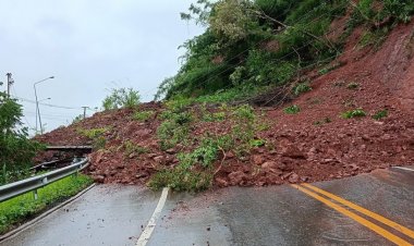 ฝนกระหน่ำน่าน‘ดินสไลด์’ปิดทางหลวงช่วง‘หลักลาย-บ่อเกลือ’การจราจรไม่สามารถผ่านได้