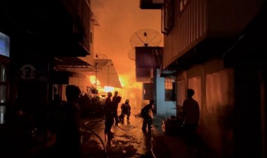 หนีตายอลหม่าน!ไฟไหม้ชุมชนสมุทรสงครามบ้านวอด 5 หลัง เผารถ 10 คัน