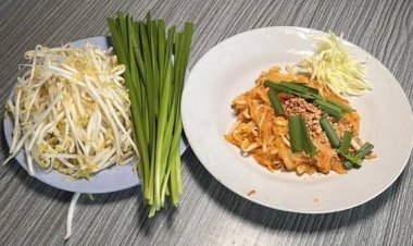 ผัดไทยโบราณวัดท้องคุ้ง อร่อยจากรุ่นสู่รุ่น ครองใจคนอ่างทองยาวนานถึง 123 ปี