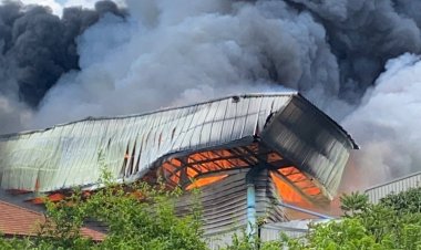 ระทึก! ไฟไหม้โรงงานกระดาษทิชชู 'สระบุรี' มีคนติดในอาคารเพียบ