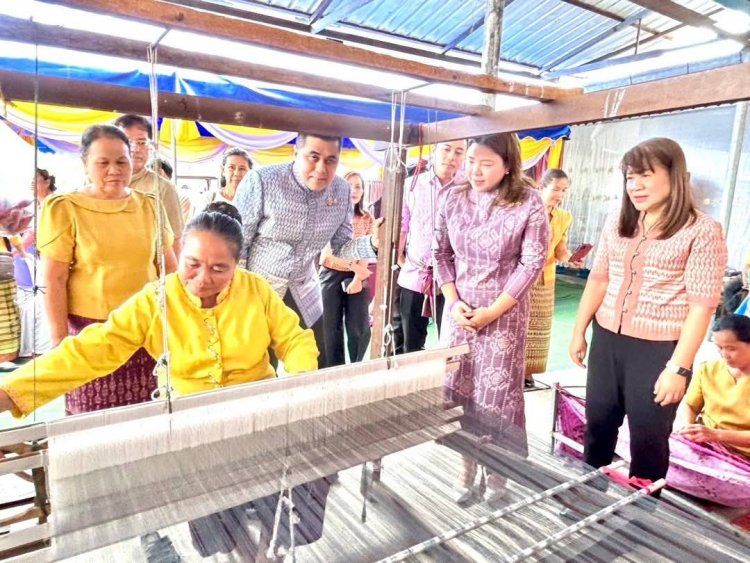 ศรีสะเกษ ยกระดับการพัฒนาผลิตภัณฑ์ภูมิปัญญาผ้าไทยและงานหัตถกรรม