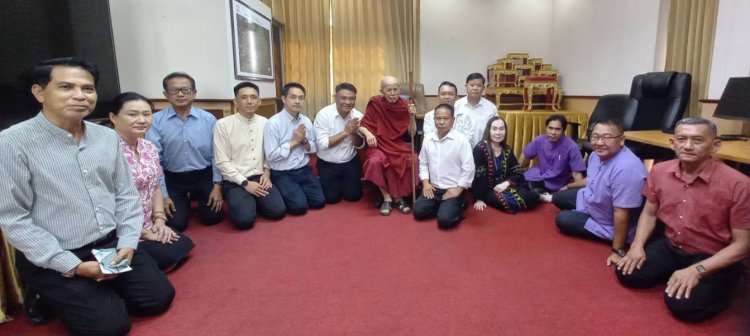 “นายกเบิ้ม”นิมนต์ครูบาอินแก้ว พรมน้ำมนต์ เข้ารับตำแหน่งนายกเทศมนตรีนครแม่สอด