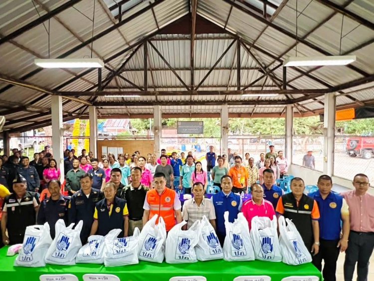 ผู้ว่าฯ ศรีสะเกษ มอบเครื่องบริโภคให้กับกำลังพล-ชรบ.-ชุดคุ้มครองตำบลดงรัก