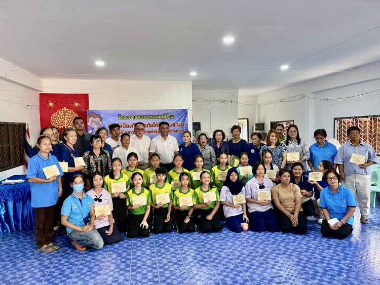 “นายกเบิ้ม” ประธานมอบเกียรติบัตร ให้ชาวชุมชน และนักเรียนโรงเรียนเทศบาลวัดมณีไพรสณฑ์ - โครงการอบรมหมอหมู่บ้าน "ร่วมใจป้องกันโรคภัยให้ประชาชน”