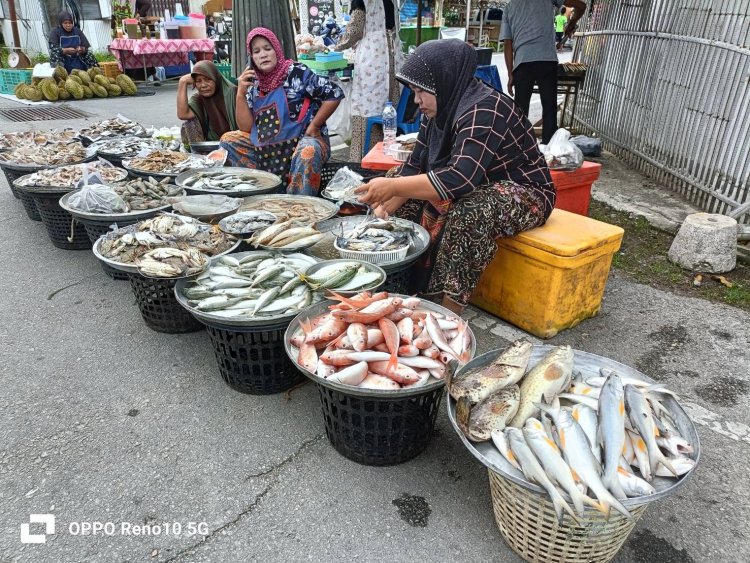 ชมตลาดพื้นบ้านยามเย็น "หนองจิก" แวะซื้อปลาทะเลสดจากอ่าวไทย
