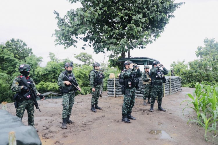 “ผู้การติ๊บ”ผบ.ฉก.ราชมนู ลงพื้นที่เกาะติดการสู้รบชายแดนไทย-กัมพูชา