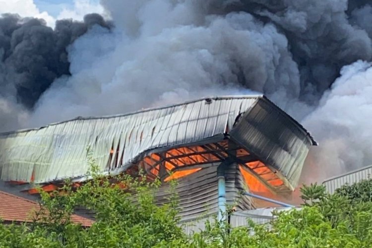 ระทึก! ไฟไหม้โรงงานกระดาษทิชชู 'สระบุรี' มีคนติดในอาคารเพียบ