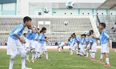 สร้างฝันเยาวชน "อิชิอิ" ควง "ธีราทร-พรรษา-ศุภณัฏฐ์" ฝึกทักษะลูกหนัง
