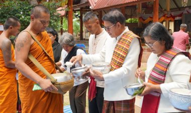 นายทต.โพธิ์กระสังข์ นำคณะร่วมทำบุญตักบาตรงานอยู่ปริวาสกรรมปฏิบัติธรรม