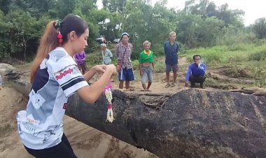 ฮือฮา!!หนุ่มขับแบ็คโฮขุดเจอเรือตะเคียนอายุมากกว่า 200 ปีก่อนพานำขึ้นฝั่ง