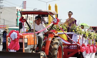 ม่วนกรุ็ป! บ้านค่ายชัยภูมิแห่เทียนพรรษาสืบสานวัฒนธรรมคึกคัก