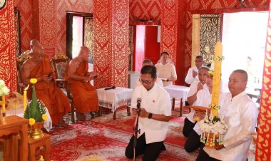 ชาวอำเภอพนาร่วมถวายเทียนพรรษาและผ้าอาบน้ำฝนเนื่องในเทศกาลวันเข้าพรรษา