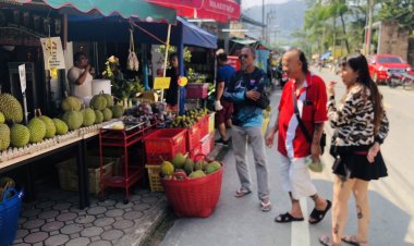 ชาวมาเลเซีย สิงคโปร์ แห่ช้อป ชิม ทุเรียนบ้านบ่อน้ำร้อนเบตง คึกคัก