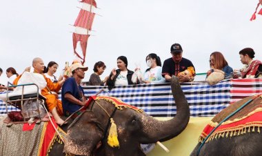 ยิ่งใหญ่หนึ่งเดียวในโลก “มหกรรมแห่เทียนพรรษาและตักบาตรบนหลังช้าง 2568”