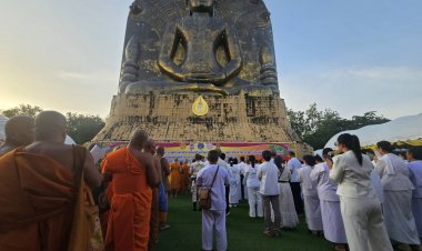 คลื่นศรัทธา!พุทธศาสนิกชนทั่วสารทิศแห่เวียนเทียนเนื่องวันอาสาฬหบูชา