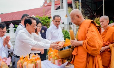 พุทธศาสนิกชนชาวไทย-มาเลเซีย แห่ทำบุญตักบาตรเนื่องวันเข้าพรรษา ประจำปี 2568