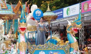 สุดยิ่งใหญ่อลังการ!ขบวนแห่เทียนพรรษาอุบลฯภาคกลางคืน นทท.แห่ชมคึกคัก